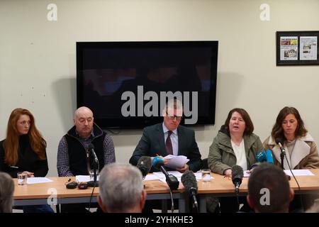 L'avocat de la famille Kevin Winters (au centre) avec la famille de la jumper Katie Simpson, (de gauche à droite) sœur Christine Simpson, père Jason, mère Noleen, et sœur Rebecca, s'adressant aux médias lors d'une conférence de presse au KRW Solicitors à Belfast après avoir reçu le rapport de l'ombudsman de la police sur la mort de Mme Simpson, décédée à l'hôpital Altnagelvin en 2020, une semaine après un incident à Gortnessy Meadows, Lettershandoney. Date de la photo : mardi 12 novembre 2024. Banque D'Images