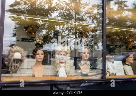 Une grande fenêtre d'observation publique bordée de têtes factices et de perruques coiffées dans le département maquillage de l'Opéra et Ballet House d'Oslo Banque D'Images