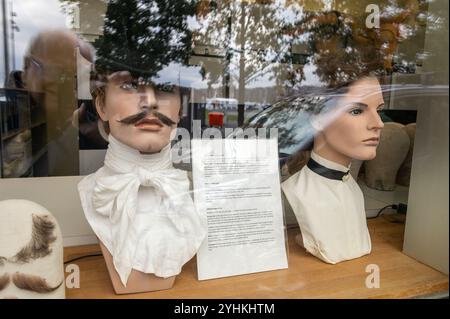 Une grande fenêtre d'observation publique bordée de têtes factices et de perruques coiffées dans le département maquillage de l'Opéra et Ballet House d'Oslo Banque D'Images