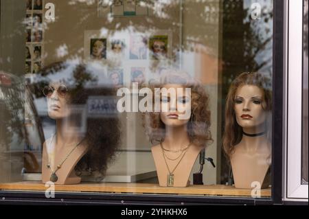 Une grande fenêtre d'observation publique bordée de têtes factices et de perruques coiffées dans le département maquillage de l'Opéra et Ballet House d'Oslo Banque D'Images