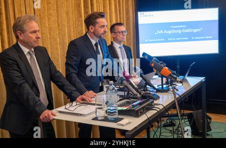 12 novembre 2024, Bavière, Munich : les avocats du chef adjoint suspendu de la prison de Gablingen, Thomas Krimmel (gauche-droite), Alexander Stevens et Holm Putzke, donnent une conférence de presse. Après que des allégations de mauvais traitements contre le personnel pénitentiaire bavarois eurent été révélées, les avocats de la défense de l'un des accusés eurent porté des accusations contre le ministère de la Justice à Munich. Ils veulent divulguer des informations sur les abus dans le système carcéral. Photo : Peter Kneffel/dpa Banque D'Images