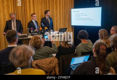 12 novembre 2024, Bavière, Munich : les avocats du chef adjoint suspendu de la prison de Gablingen, Thomas Krimmel (gauche-droite), Alexander Stevens et Holm Putzke, donnent une conférence de presse. Après que des allégations de mauvais traitements contre le personnel pénitentiaire bavarois eurent été révélées, les avocats de la défense de l'un des accusés eurent porté des accusations contre le ministère de la Justice à Munich. Ils veulent divulguer des informations sur les abus dans le système carcéral. Photo : Peter Kneffel/dpa Banque D'Images