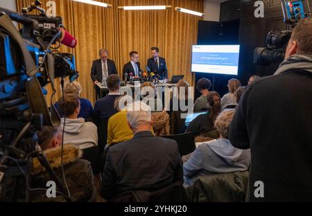 12 novembre 2024, Bavière, Munich : les avocats du chef adjoint suspendu de la prison de Gablingen, Thomas Krimmel (gauche-droite), Alexander Stevens et Holm Putzke, donnent une conférence de presse. Après que des allégations de mauvais traitements contre le personnel pénitentiaire bavarois eurent été révélées, les avocats de la défense de l'un des accusés eurent porté des accusations contre le ministère de la Justice à Munich. Ils veulent divulguer des informations sur les abus dans le système carcéral. Photo : Peter Kneffel/dpa Banque D'Images