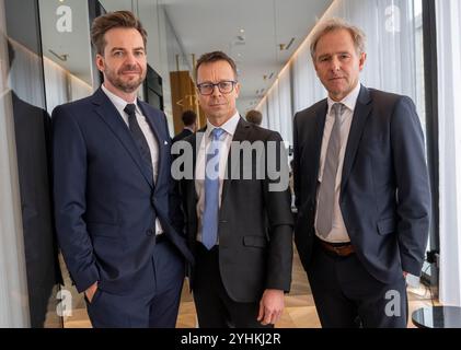 12 novembre 2024, Bavière, Munich : les avocats du chef adjoint suspendu de la prison de Gablingen, Alexander Stevens (gauche-droite), Holm Putzke et Thomas Krimmel, se réunissent avant le début d'une conférence de presse convoquée. Après que des allégations de mauvais traitements contre le personnel pénitentiaire bavarois eurent été révélées, les avocats de la défense de l'un des accusés eurent porté des accusations contre le ministère de la Justice à Munich. Ils veulent divulguer des informations sur les abus dans le système carcéral. Photo : Peter Kneffel/dpa Banque D'Images