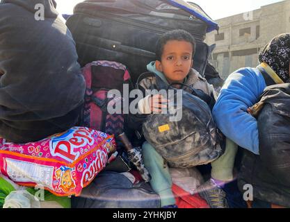 Palestiniens transportant des effets personnels sur leur chemin à Beit Hanoun, dans le Nord de Gaza en raison des récentes attaques israéliennes Palestiniens transportant des effets personnels sur leur chemin à Beit Hanoun, dans le Nord de Gaza en raison des récentes attaques israéliennes du 12 novembre 2024. Des centaines de familles palestiniennes déplacées, contraintes de fuir les abris et les camps de Beit Hanoun, ont commencé à se rendre dans des zones considérées comme plus sûres, emportant avec elles tous les effets personnels qu'elles pouvaient emporter. Photo de Hadi Daoud apaimages ville de Gaza bande de Gaza territoire palestinien 121124 Gaza HD 0064 Copyright : xapaimagesxHadixDaoudxxapaimagesx Banque D'Images