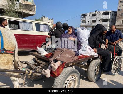 Palestiniens transportant des effets personnels sur leur chemin à Beit Hanoun, dans le Nord de Gaza en raison des récentes attaques israéliennes Palestiniens transportant des effets personnels sur leur chemin à Beit Hanoun, dans le Nord de Gaza en raison des récentes attaques israéliennes du 12 novembre 2024. Des centaines de familles palestiniennes déplacées, contraintes de fuir les abris et les camps de Beit Hanoun, ont commencé à se rendre dans des zones considérées comme plus sûres, emportant avec elles tous les effets personnels qu'elles pouvaient emporter. Photo de Hadi Daoud apaimages ville de Gaza bande de Gaza territoire palestinien 121124 Gaza HD 0037 Copyright : xapaimagesxHadixDaoudxxapaimagesx Banque D'Images