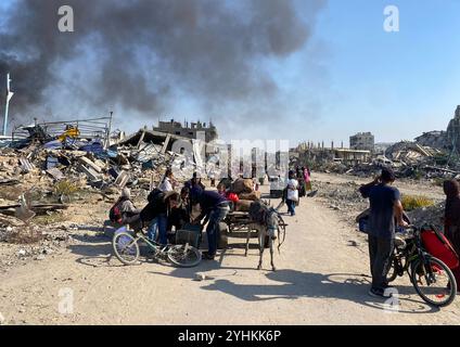 Palestiniens transportant des effets personnels sur leur chemin à Beit Hanoun, dans le Nord de Gaza en raison des récentes attaques israéliennes Palestiniens transportant des effets personnels sur leur chemin à Beit Hanoun, dans le Nord de Gaza en raison des récentes attaques israéliennes du 12 novembre 2024. Des centaines de familles palestiniennes déplacées, contraintes de fuir les abris et les camps de Beit Hanoun, ont commencé à se rendre dans des zones considérées comme plus sûres, emportant avec elles tous les effets personnels qu'elles pouvaient emporter. Photo de Hadi Daoud apaimages ville de Gaza bande de Gaza territoire palestinien 121124 Gaza HD 008 Copyright : xapaimagesxHadixDaoudxxapaimagesx Banque D'Images