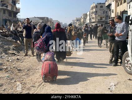 Palestiniens transportant des effets personnels sur leur chemin à Beit Hanoun, dans le Nord de Gaza en raison des récentes attaques israéliennes Palestiniens transportant des effets personnels sur leur chemin à Beit Hanoun, dans le Nord de Gaza en raison des récentes attaques israéliennes du 12 novembre 2024. Des centaines de familles palestiniennes déplacées, contraintes de fuir les abris et les camps de Beit Hanoun, ont commencé à se rendre dans des zones considérées comme plus sûres, emportant avec elles tous les effets personnels qu'elles pouvaient emporter. Photo de Hadi Daoud apaimages ville de Gaza bande de Gaza territoire palestinien 121124 Gaza HD 0068 Copyright : xapaimagesxHadixDaoudxxapaimagesx Banque D'Images