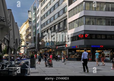 Les gens marchent avec Nordsee fast food restaurant sur la droite. Nordsee appartient à une chaîne de restaurants allemande. Vienne Banque D'Images