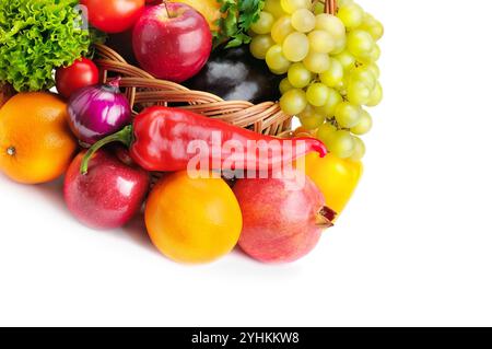 Légumes et fruits dans un panier isolé sur fond blanc.Une alimentation saine.Espace libre pour le texte. Banque D'Images