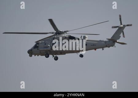 Un hélicoptère embarqué Z-20 de la marine chinoise effectue une démonstration en vol au salon aérien de Zhuhai à Zhuhai, dans la province du Guangdong, en Chine, le 12 novembre 2024. (Photo de Costfoto/NurPhoto) Banque D'Images