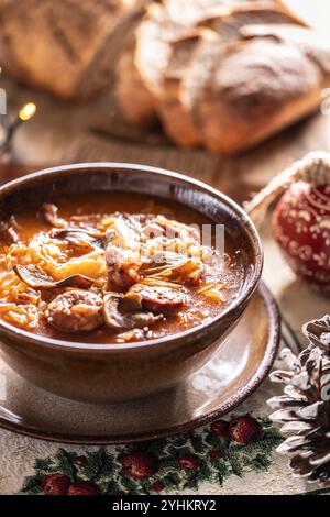 Soupe de chou de Noël, un plat de Noël traditionnel d'Europe de l'est. Banque D'Images