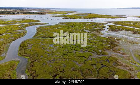 Lymington et Keyhaven Marshes dans le Dorset vue aérienne, y compris le château Hurst Banque D'Images