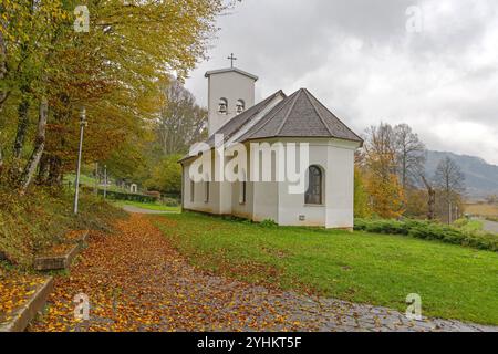 Smiljan, Croatie - 24 octobre 2024 : Église orthodoxe serbe des Saints Pierre et Paul au complexe du musée Nikola Tesla jour d'automne nuageux. Banque D'Images