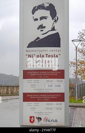 Smiljan, Croatie - 24 octobre 2024 : heures de travail de la tour d'information touristique à l'entrée du Nikola Tesla Memorial Centre. Banque D'Images