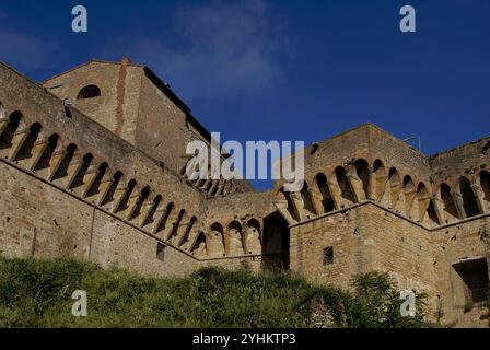 Fortezza Medicea ou forteresse Médicis à Volterra, Toscane, Italie, un bastion médiéval qui a été agrandi pendant la Renaissance. Dès le début, cette forteresse a été utilisée comme prison et elle est encore utilisée comme prison aujourd'hui, d'où l'apparition de caméras de sécurité et de fenêtres barrées dans cette image. Banque D'Images