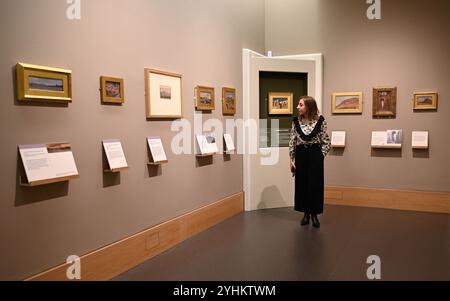 Leighton et paysage, impressions de la nature (16 novembre 2024 – 27 avril 2025) L'exposition exposera plus de 60 de ses peintures en plein air à travers la maison historique, située près de Holland Park dans l'ouest de Londres. Beaucoup d’œuvres d’art retourneront à la maison-musée de l’artiste pour la première fois depuis plus de 120 ans, les remettant là où elles étaient exposées à l’origine. Le paysage récemment redécouvert, la baie de Cádiz, au clair de lune (1866), a été acquis par le musée. Banque D'Images