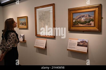 Leighton et paysage, impressions de la nature (16 novembre 2024 – 27 avril 2025) L'exposition exposera plus de 60 de ses peintures en plein air à travers la maison historique, située près de Holland Park dans l'ouest de Londres. Beaucoup d’œuvres d’art retourneront à la maison-musée de l’artiste pour la première fois depuis plus de 120 ans, les remettant là où elles étaient exposées à l’origine. Le paysage récemment redécouvert, la baie de Cádiz, au clair de lune (1866), a été acquis par le musée. Banque D'Images