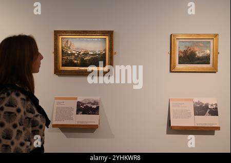 Leighton et paysage, impressions de la nature (16 novembre 2024 – 27 avril 2025) L'exposition exposera plus de 60 de ses peintures en plein air à travers la maison historique, située près de Holland Park dans l'ouest de Londres. Beaucoup d’œuvres d’art retourneront à la maison-musée de l’artiste pour la première fois depuis plus de 120 ans, les remettant là où elles étaient exposées à l’origine. Le paysage récemment redécouvert, la baie de Cádiz, au clair de lune (1866), a été acquis par le musée. Banque D'Images