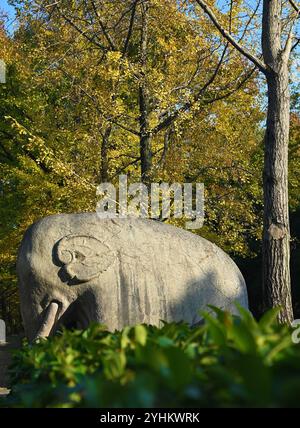 Un ancien éléphant de pierre près des arbres de ginkgo jaunes dans la tombe Xiaoling de la dynastie Ming à Nanjing Banque D'Images