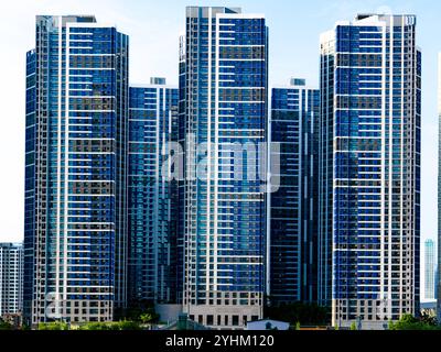 Tours d'appartement modernes de grande hauteur avec façade bleue et blanche Banque D'Images