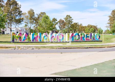 Neuquen, Argentine ; 19 novembre 2023 : panneau coloré marquant le quartier Mariano Moreno. Banque D'Images