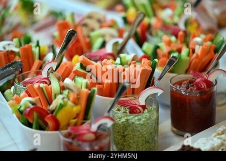 Erfurt, Allemagne. 12 novembre 2024. Une collation est servie avant le début des négociations de coalition au parlement de l'État de Thuringe. Crédit : Martin Schutt/dpa/Alamy Live News Banque D'Images