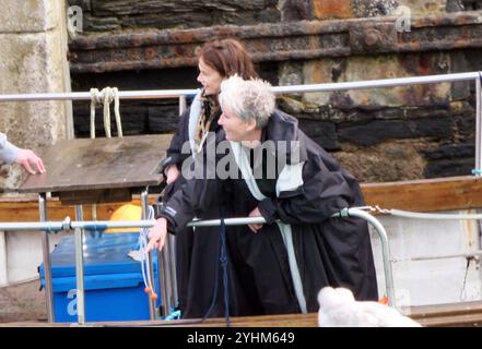 Emma Thompson et Ruth Watson sont diverties par un phoque sauvage tout en se relaxant après avoir filmé une séquence pour la nouvelle série de thriller Apple TV « Down Century Road ». Produit par Academy Award, BAFTA, Golden Globe et Emmy Award Emma Thompson (« bonne chance pour vous, Leo Grande », « Sense and Sensitivity ») qui joue Oxford Private Eye Zoë Boehm, aux côtés du Golden Globe et de Ruth Wilson (« Luther », « The Affair », « His Dark Materials ») dans le rôle de Sarah Tucker, qui devient obsédée par l’endroit où se trouve un enfant qu’elle croit avoir disparu. Banque D'Images