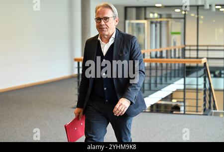 Erfurt, Allemagne. 12 novembre 2024. Georg Maier (SPD) se présente au parlement de Thuringe pour des négociations de coalition. Les dirigeants de la CDU, de la BSW et du SPD veulent examiner les résultats des groupes de travail et discuter des questions litigieuses. Crédit : Martin Schutt/dpa/Alamy Live News Banque D'Images