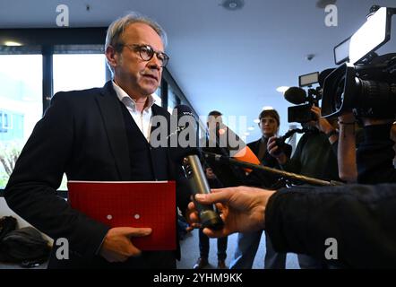 Erfurt, Allemagne. 12 novembre 2024. Georg Maier (SPD) se présente au parlement de Thuringe pour des négociations de coalition. Les dirigeants de la CDU, de la BSW et du SPD veulent examiner les résultats des groupes de travail et discuter des questions litigieuses. Crédit : Martin Schutt/dpa/Alamy Live News Banque D'Images