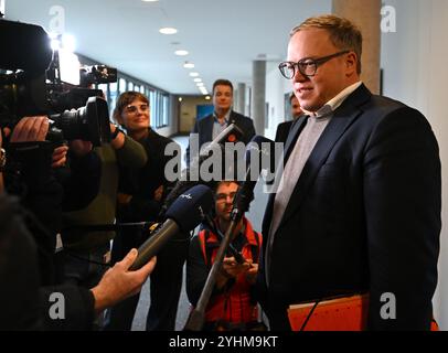 Erfurt, Allemagne. 12 novembre 2024. Mario Voigt (CDU) se présente au parlement de Thuringe pour des négociations de coalition. Les dirigeants de la CDU, de la BSW et du SPD veulent examiner les résultats des groupes de travail et discuter des questions litigieuses. Crédit : Martin Schutt/dpa/Alamy Live News Banque D'Images