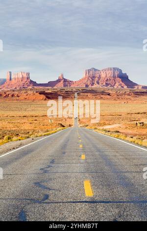 La Highway 163 s'étend vers Monument Valley dans le sud de l'Utah Banque D'Images