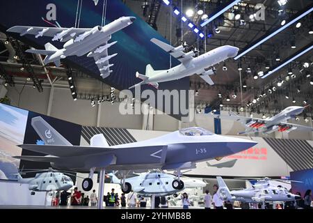 Zhuhai. 12 novembre 2024. Cette photo prise le 12 novembre 2024 montre des modèles d'avions de chasse exposés dans la zone d'exposition de Aviation Industry Corporation of China, Ltd pendant Airshow China à Zhuhai, dans la province du Guangdong du sud de la Chine. La 15ème exposition internationale de l'aviation et de l'aérospatiale de Chine, également connue sous le nom d'Airshow China, a débuté mardi à Zhuhai. Crédit : Deng Hua/Xinhua/Alamy Live News Banque D'Images