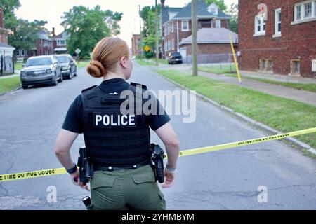 Un agent des opérations spéciales de la police de Detroit garde sur une scène de crime où une fusillade a eu lieu Banque D'Images