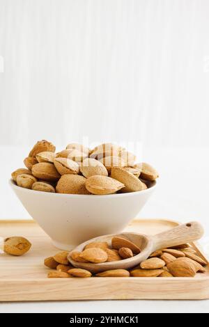 Amandes, lait d'amande, beurre d'amande, amandes crues, amandes , régime sans gluten, sans produits laitiers, à base de plantes Banque D'Images