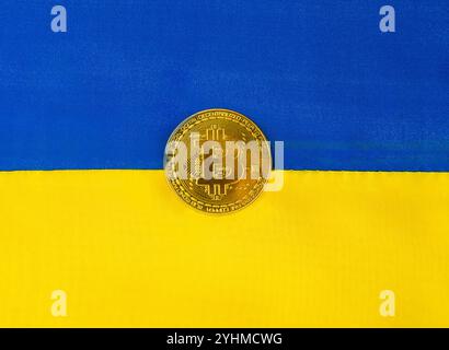 Symbole Bitcoin sur le fond du drapeau ukrainien. Assistance au peuple ukrainien de la part de l'Union européenne et des États-Unis dans le cadre de cette coopération Banque D'Images