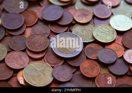 Vue d'ensemble de la texture des pièces en euros avec diversité des valeurs nominales Banque D'Images