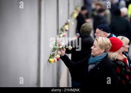 Franziska Giffey, Berlin Wall - Commemoration DEU, Deutschland, Allemagne, Berlin, 09.11.2024 Franziska Giffey , Senatorin fuer Wirtschaft in Berlin, beim Hinterlegen einer weisser Rose in einem Mauerspalt BEI einer Zeremonie mit Kerzen zum Gedenken an die Maueropfer in der Gedenkstaette Berliner Mauer in der Bernauer Straße im Rahmen der Feierlichkeitum 35. Jahrestag vom Mauerfall AM 9. Novembre 1989 à Berlin Deutschland . Die Mauer 1961 von der ehemaligen ostdeutschen Regierung errichtet, fiel waehrend einer friedlichen Revolution AM 9. Novembre 1989 und ebnete den Weg für die Wiederverei Banque D'Images