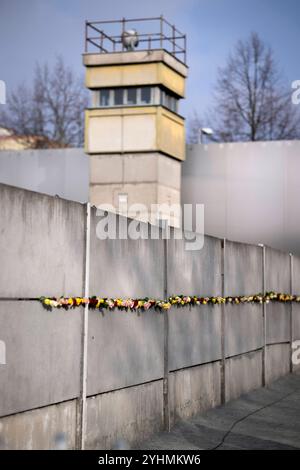 Mur de Berlin - commémoration DEU, Deutschland, Allemagne, Berlin, 09.11.2024 Hinterlegte Rosen in einem Mauerspalt der Hinterlandmauer mit Wachturm BEI einer Zeremonie mit Kerzen zum Gedenken an die Maueropfer in der Gedenkstaette Berliner Mauer in der Bernauer Straße im Rahmen der Feierlichkeiten zum 35. Jahrestag vom Mauerfall AM 9. Novembre 1989 à Berlin Deutschland . Die Mauer 1961 von der ehemaligen ostdeutschen Regierung errichtet, fiel waehrend einer friedlichen Revolution AM 9. Novembre 1989 und ebnete den Weg für die Wiedervereinigung der beiden deutschen Staaten. Die Mauer verhinderte Banque D'Images