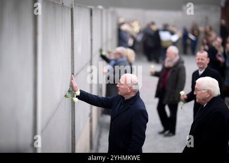 Steinmeier, Wegner, Berlin Wall - Commemoration DEU, Deutschland, Germany, Berlin, 09.11.2024 Kai Wegner , Regierender Buergermeister von Berlin CDU , und Bundespraesident Frank-Walter Steinmeier rechts beim Hinterlegen einer weisser Rose in einem Mauerspalt BEI einer Zeremonie mit Kerzen zum Gedenken an die Maueropfer in der Gedenkstaette Berliner Berliner Straße Feihauzer hommes 35. Jahrestag vom Mauerfall AM 9. Novembre 1989 à Berlin Deutschland . Die Mauer 1961 von der ehemaligen ostdeutschen Regierung errichtet, fiel waehrend einer friedlichen Revolution Am Banque D'Images