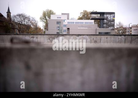 Mur de Berlin - commémoration DEU, Deutschland, Allemagne, Berlin, 09.11.2024 Hinterlandmauer mit Blick auf das Museum BEI einer Zeremonie mit Kerzen zum Gedenken an die Maueropfer in der Gedenkstaette Berliner Mauer in der Bernauer Straße im Rahmen der Feierlichkeiten zum 35. Jahrestag vom Mauerfall AM 9. Novembre 1989 à Berlin Deutschland . Die Mauer 1961 von der ehemaligen ostdeutschen Regierung errichtet, fiel waehrend einer friedlichen Revolution AM 9. Novembre 1989 und ebnete den Weg für die Wiedervereinigung der beiden deutschen Staaten. Die Mauer verhinderte die Flucht der Ostdeutschen na Banque D'Images