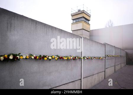 Mur de Berlin - commémoration DEU, Deutschland, Allemagne, Berlin, 09.11.2024 Hinterlegte Rosen in einem Mauerspalt der Hinterlandmauer mit Wachturm BEI einer Zeremonie mit Kerzen zum Gedenken an die Maueropfer in der Gedenkstaette Berliner Mauer in der Bernauer Straße im Rahmen der Feierlichkeiten zum 35. Jahrestag vom Mauerfall AM 9. Novembre 1989 à Berlin Deutschland . Die Mauer 1961 von der ehemaligen ostdeutschen Regierung errichtet, fiel waehrend einer friedlichen Revolution AM 9. Novembre 1989 und ebnete den Weg für die Wiedervereinigung der beiden deutschen Staaten. Die Mauer verhinderte Banque D'Images