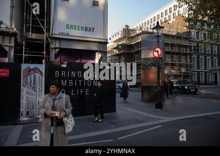 Les résidents londoniens marchent pour travailler dans le quartier de Hanover Square à Mayfair, où un bien immobilier promeut « donner vie à leurs ambitions », Londres, Angleterre, Royaume-Uni Banque D'Images