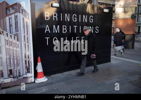 Les résidents londoniens marchent pour travailler dans le quartier de Hanover Square à Mayfair, où un bien immobilier promeut « donner vie à leurs ambitions », Londres, Angleterre, Royaume-Uni Banque D'Images