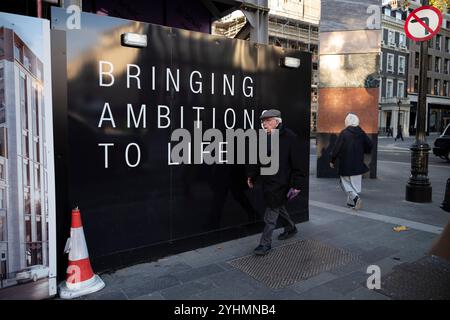 Les résidents londoniens marchent pour travailler dans le quartier de Hanover Square à Mayfair, où un bien immobilier promeut « donner vie à leurs ambitions », Londres, Angleterre, Royaume-Uni Banque D'Images