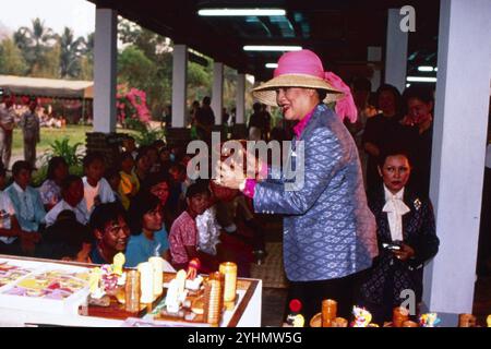 17 Marzo 1992 Archivio Storico Olycom/Lapresse Regina Sirikit (Bangkok, 12 agosto 1932), è la regina madre della Thailandia, madre del sovrano in carica Vajiralongkorn. È stata la regina consorte del defunto re Bhumibol Adulyadej, nono re della dinastia Chakri. Conobbe il marito in Europa, Dove il Padre di lei ERA ambasciatore di Thailandia. Si sposarono a Bangkok nel 1950, poco prima dell'incoronazione di Bhumibol, e hanno avuto tre figlie e un figlio. Nel 1956 fu nominata regina reggente. Nella Foto : Regina Sirikit di Thailandia photo : Reine Sirikit de Thaïlande Banque D'Images