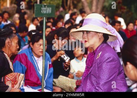 17 Marzo 1992 Archivio Storico Olycom/Lapresse Regina Sirikit (Bangkok, 12 agosto 1932), è la regina madre della Thailandia, madre del sovrano in carica Vajiralongkorn. È stata la regina consorte del defunto re Bhumibol Adulyadej, nono re della dinastia Chakri. Conobbe il marito in Europa, Dove il Padre di lei ERA ambasciatore di Thailandia. Si sposarono a Bangkok nel 1950, poco prima dell'incoronazione di Bhumibol, e hanno avuto tre figlie e un figlio. Nel 1956 fu nominata regina reggente. Nella Foto : Regina Sirikit di Thailandia photo : Reine Sirikit de Thaïlande Banque D'Images