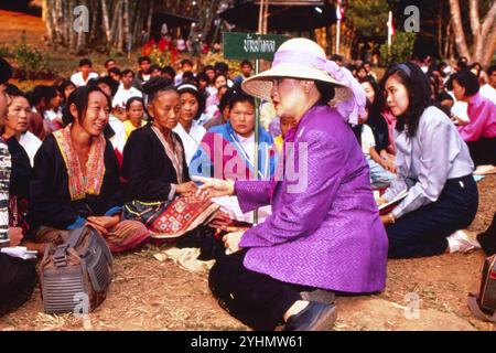 17 Marzo 1992 Archivio Storico Olycom/Lapresse Regina Sirikit (Bangkok, 12 agosto 1932), è la regina madre della Thailandia, madre del sovrano in carica Vajiralongkorn. È stata la regina consorte del defunto re Bhumibol Adulyadej, nono re della dinastia Chakri. Conobbe il marito in Europa, Dove il Padre di lei ERA ambasciatore di Thailandia. Si sposarono a Bangkok nel 1950, poco prima dell'incoronazione di Bhumibol, e hanno avuto tre figlie e un figlio. Nel 1956 fu nominata regina reggente. Nella Foto : Regina Sirikit di Thailandia photo : Reine Sirikit de Thaïlande Banque D'Images