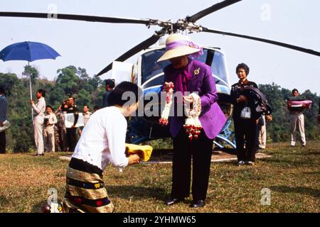 17 Marzo 1992 Archivio Storico Olycom/Lapresse Regina Sirikit (Bangkok, 12 agosto 1932), è la regina madre della Thailandia, madre del sovrano in carica Vajiralongkorn. È stata la regina consorte del defunto re Bhumibol Adulyadej, nono re della dinastia Chakri. Conobbe il marito in Europa, Dove il Padre di lei ERA ambasciatore di Thailandia. Si sposarono a Bangkok nel 1950, poco prima dell'incoronazione di Bhumibol, e hanno avuto tre figlie e un figlio. Nel 1956 fu nominata regina reggente. Nella Foto : Regina Sirikit di Thailandia photo : Reine Sirikit de Thaïlande Banque D'Images