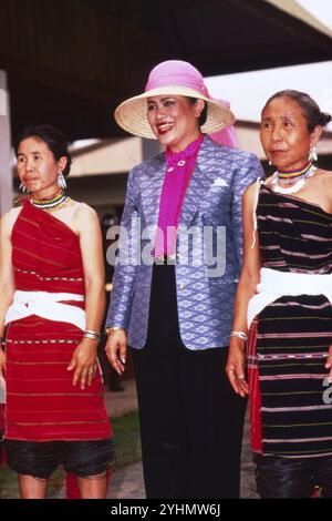 17 Marzo 1992 Archivio Storico Olycom/Lapresse Regina Sirikit (Bangkok, 12 agosto 1932), è la regina madre della Thailandia, madre del sovrano in carica Vajiralongkorn. È stata la regina consorte del defunto re Bhumibol Adulyadej, nono re della dinastia Chakri. Conobbe il marito in Europa, Dove il Padre di lei ERA ambasciatore di Thailandia. Si sposarono a Bangkok nel 1950, poco prima dell'incoronazione di Bhumibol, e hanno avuto tre figlie e un figlio. Nel 1956 fu nominata regina reggente. Nella Foto : Regina Sirikit di Thailandia photo : Reine Sirikit de Thaïlande Banque D'Images